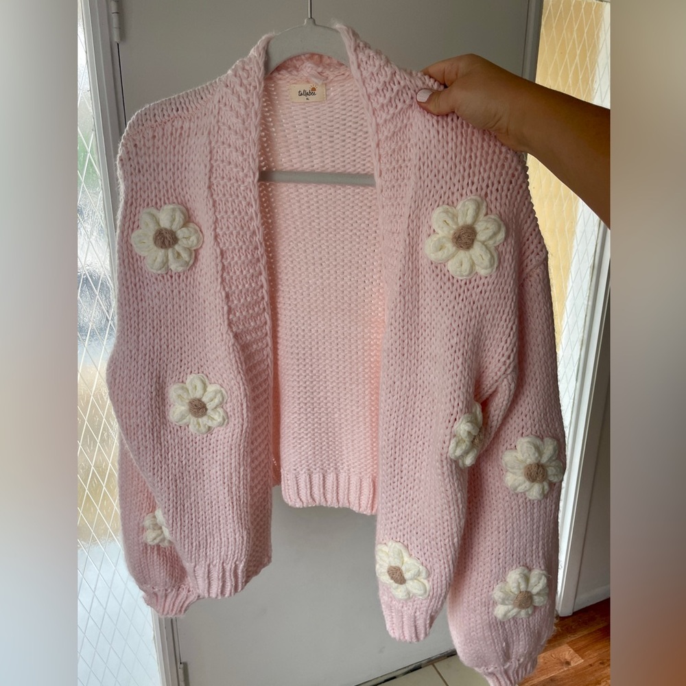 Tullabee women’s crochet sweater with daisies